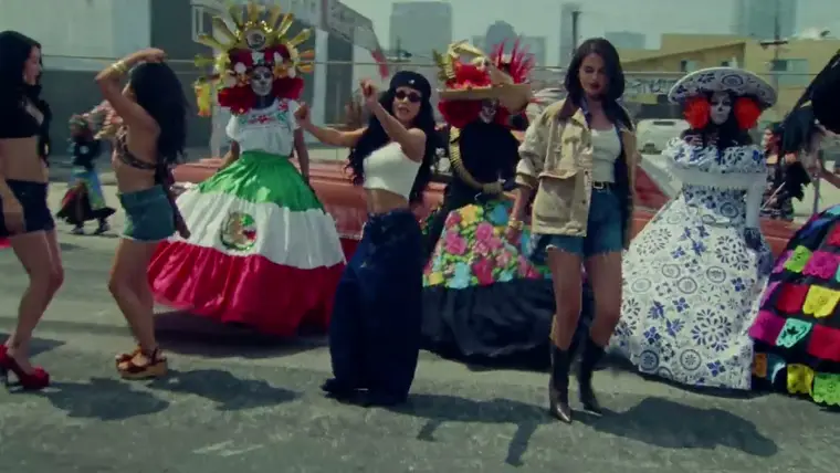 Frame from the benny blanco, Selena Gomez, Becky G music video Te Olvido (La La)
